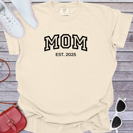 Mom Est 2025 T-Shirt
